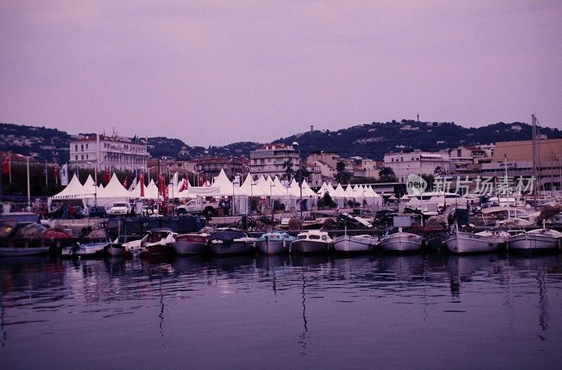 上世纪90年代，法国南部里维埃拉，戛纳，老港口Vieux Port和老城Le Suquet的渔船
